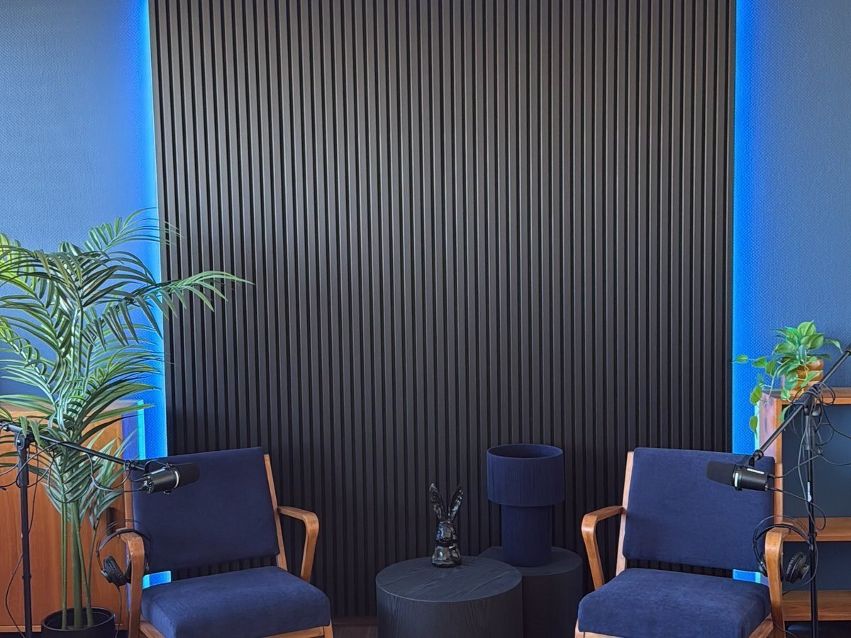 Podcast-Studio Coswig — Setup mit Mikrofonen